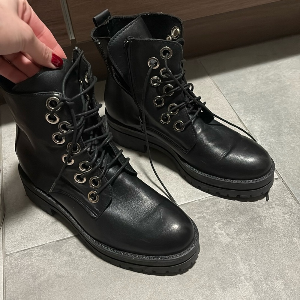 Leather boots with grommets